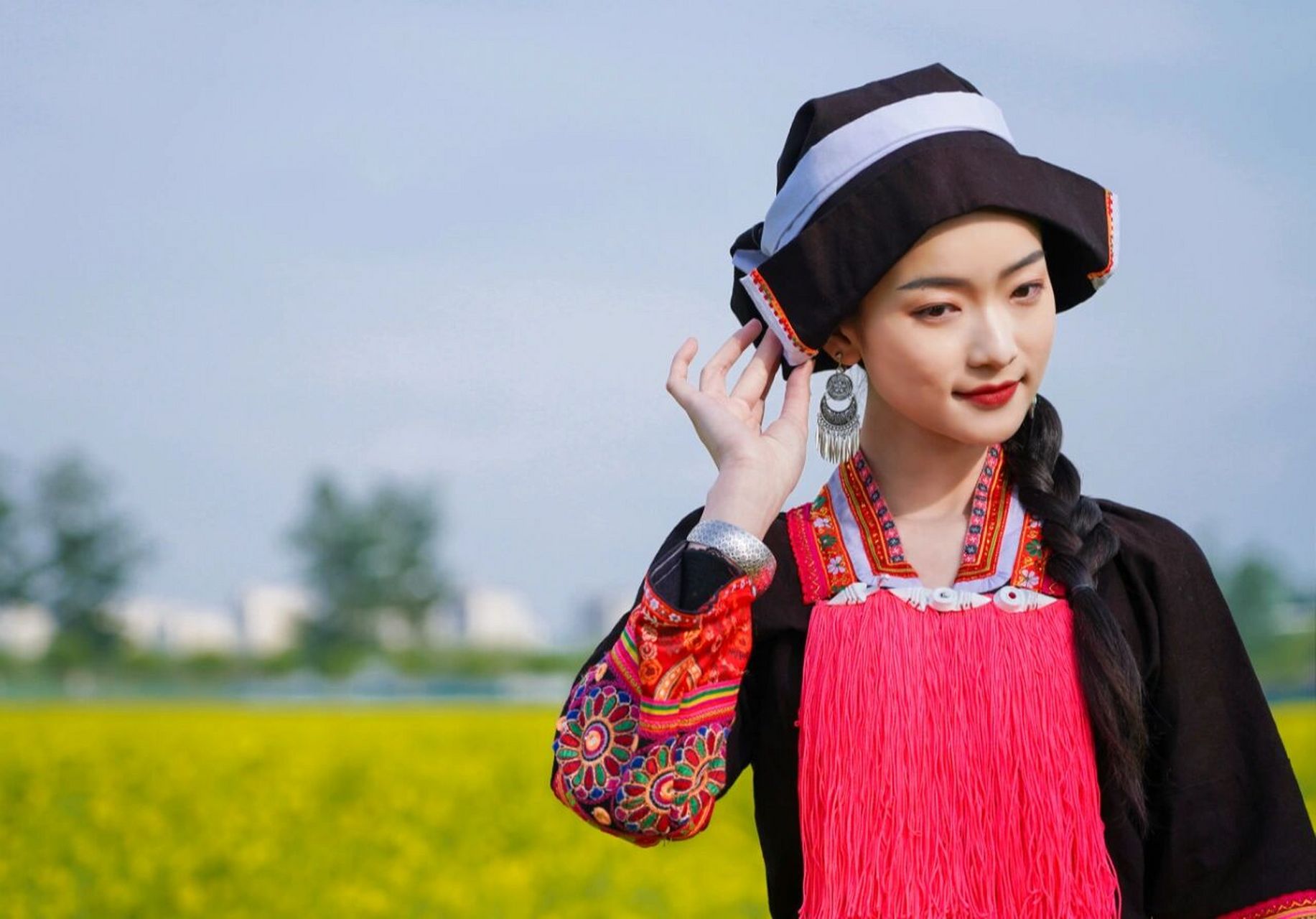 92蓝靛瑶简介: 蓝靛瑶,瑶族的一个支系,因穿着用蓝靛染的衣物而得名