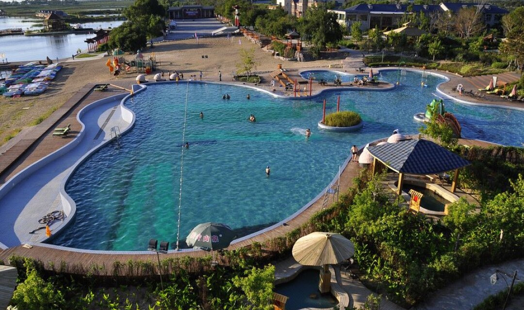 在大庆泡温泉 沐浴温泉之乐 连环湖温泉景区,是国家4a级旅游胜地,位于