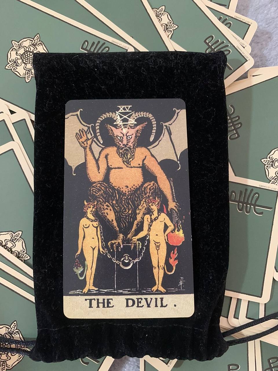 恶魔牌|高阶解读 很多人认为恶魔是一张强欲望的牌,会让占卜者做出