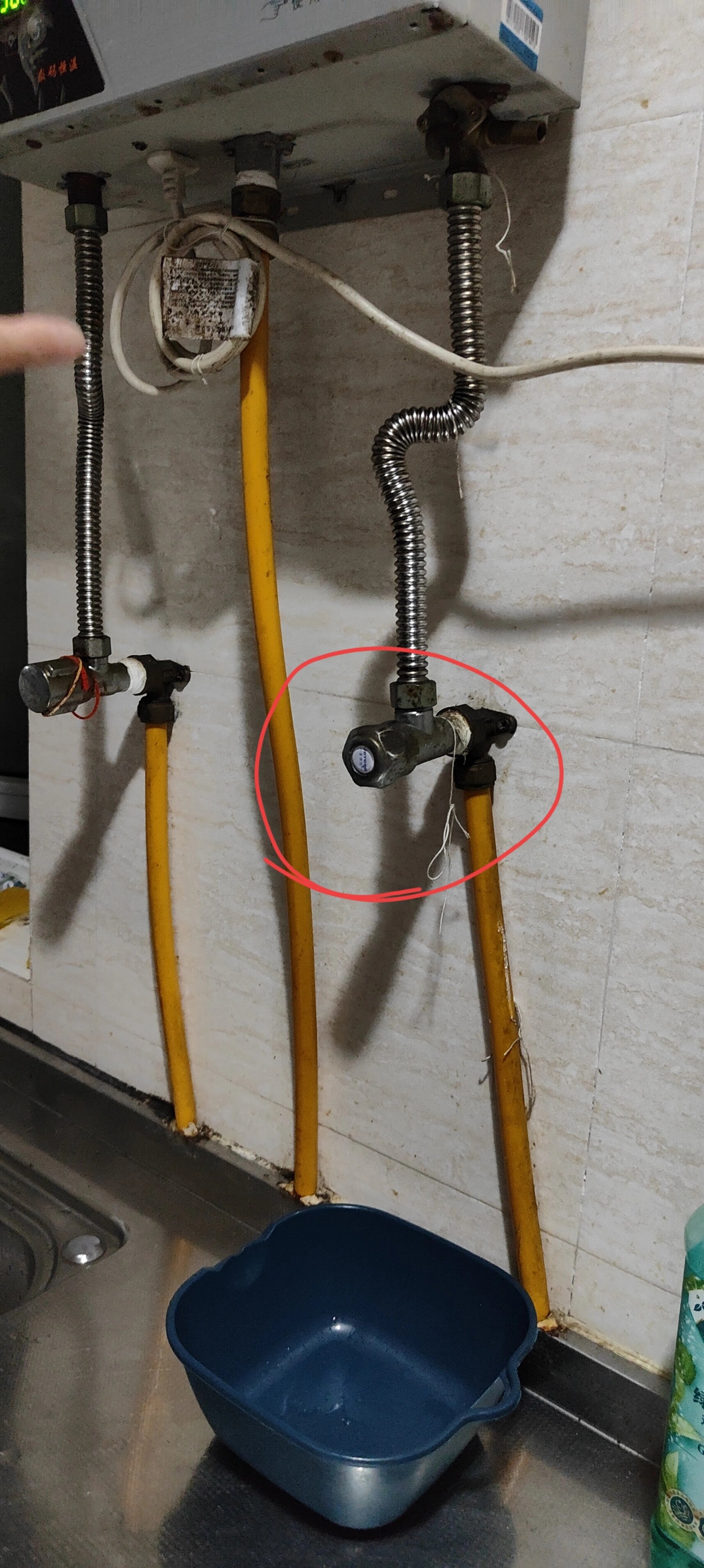 燃气热水器滴水