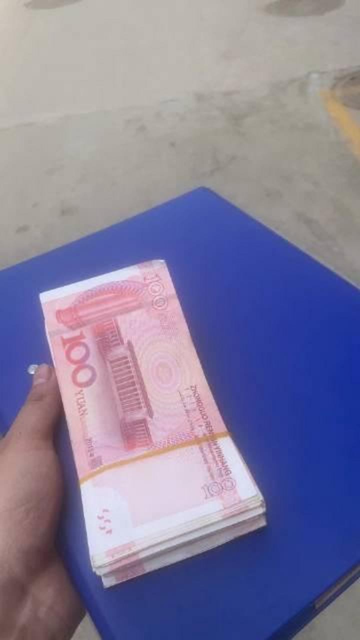 西安公安民警帮群众找回丢失1万元现金  5月15日,西安公安鄠邑分局