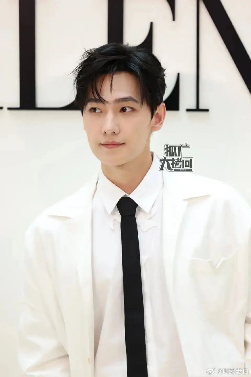 杨洋面相真的变了,这眼神怎么有了点小心试探的感觉[思考]