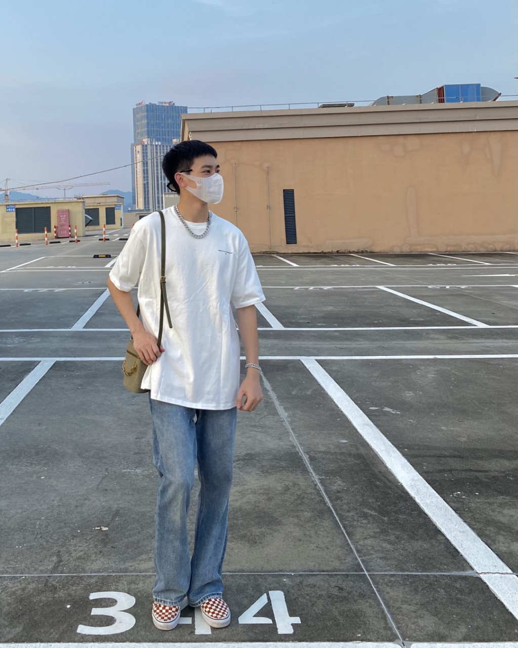 身高180cm 体重130kg 身着xl码数 宽松效果 衣服93 noclue 项链93