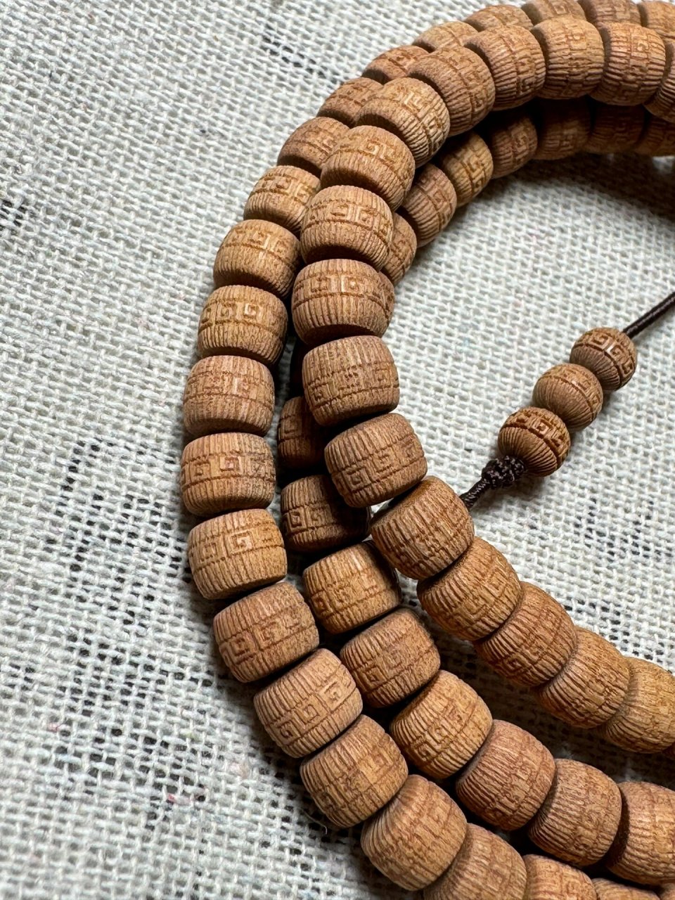 回纹珠的纹样图案整齐划一,连绵不绝,丰富多样,围绕着珠子行成一圈,也