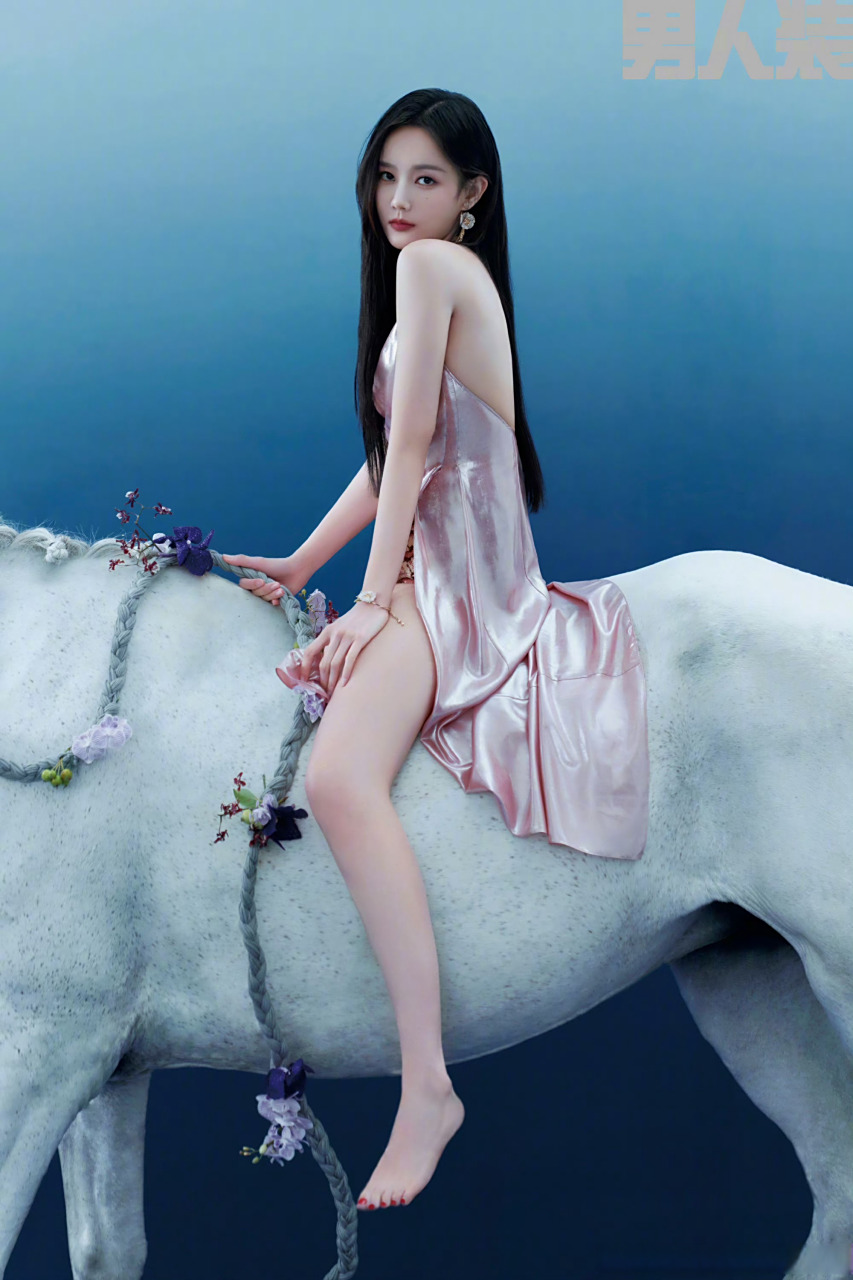 李一桐# 李一桐男人装照片曝光,这谁顶得住啊,特别是第一张骑马的那