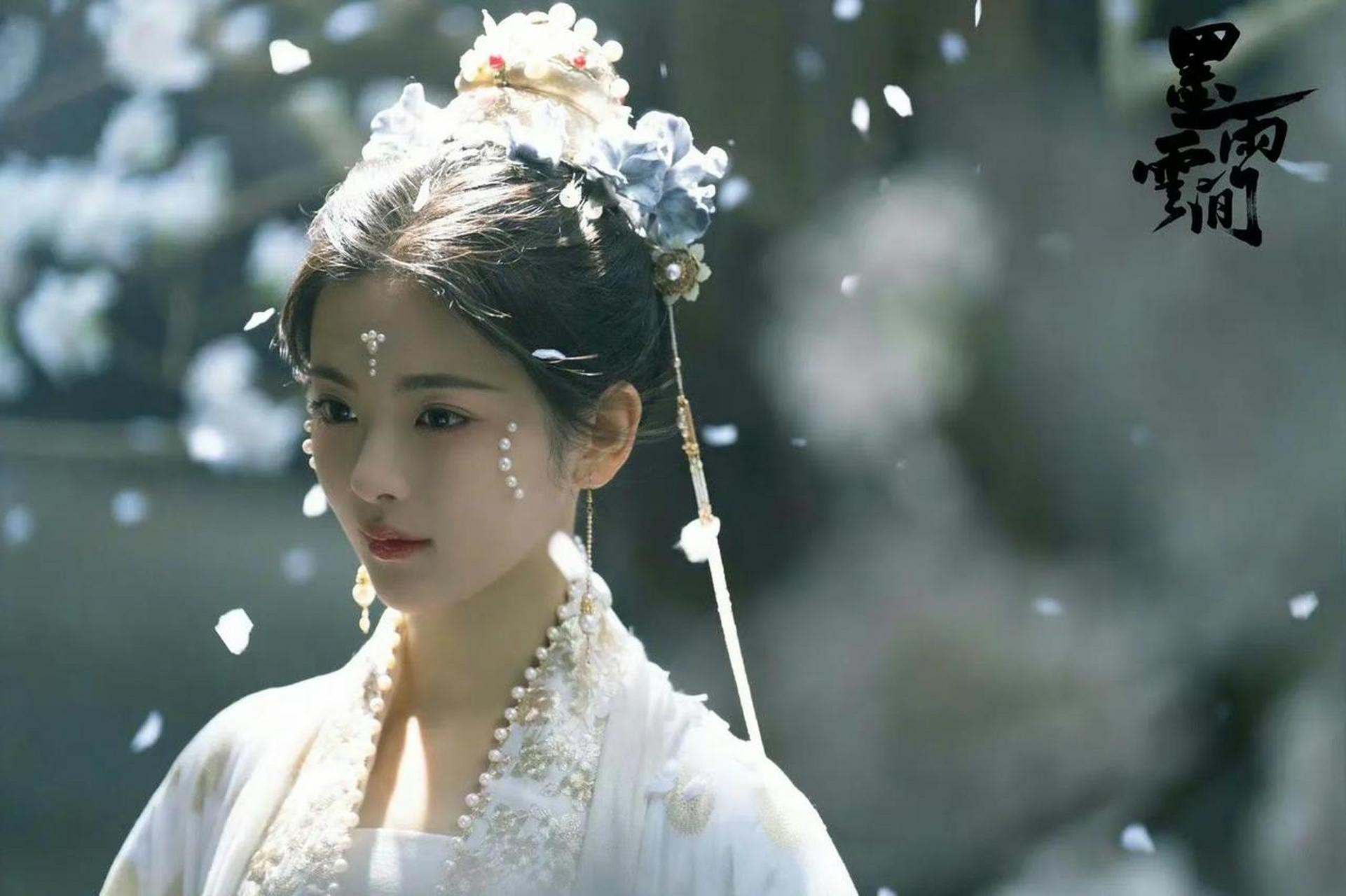 杨超越《墨雨云间》新剧照来了,一身白衣搭配珍珠妆容太漂亮了,不得不