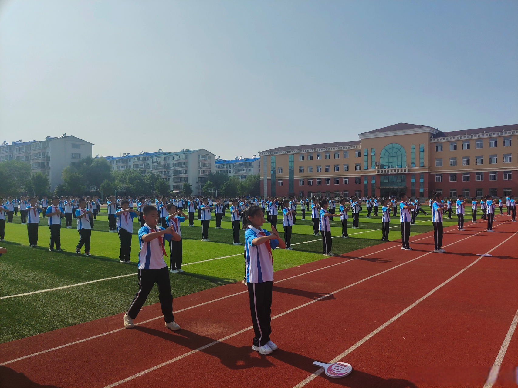 6月25日,宏伟实验学校举行少北武术操会操比赛,继承,弘扬优秀传统文化