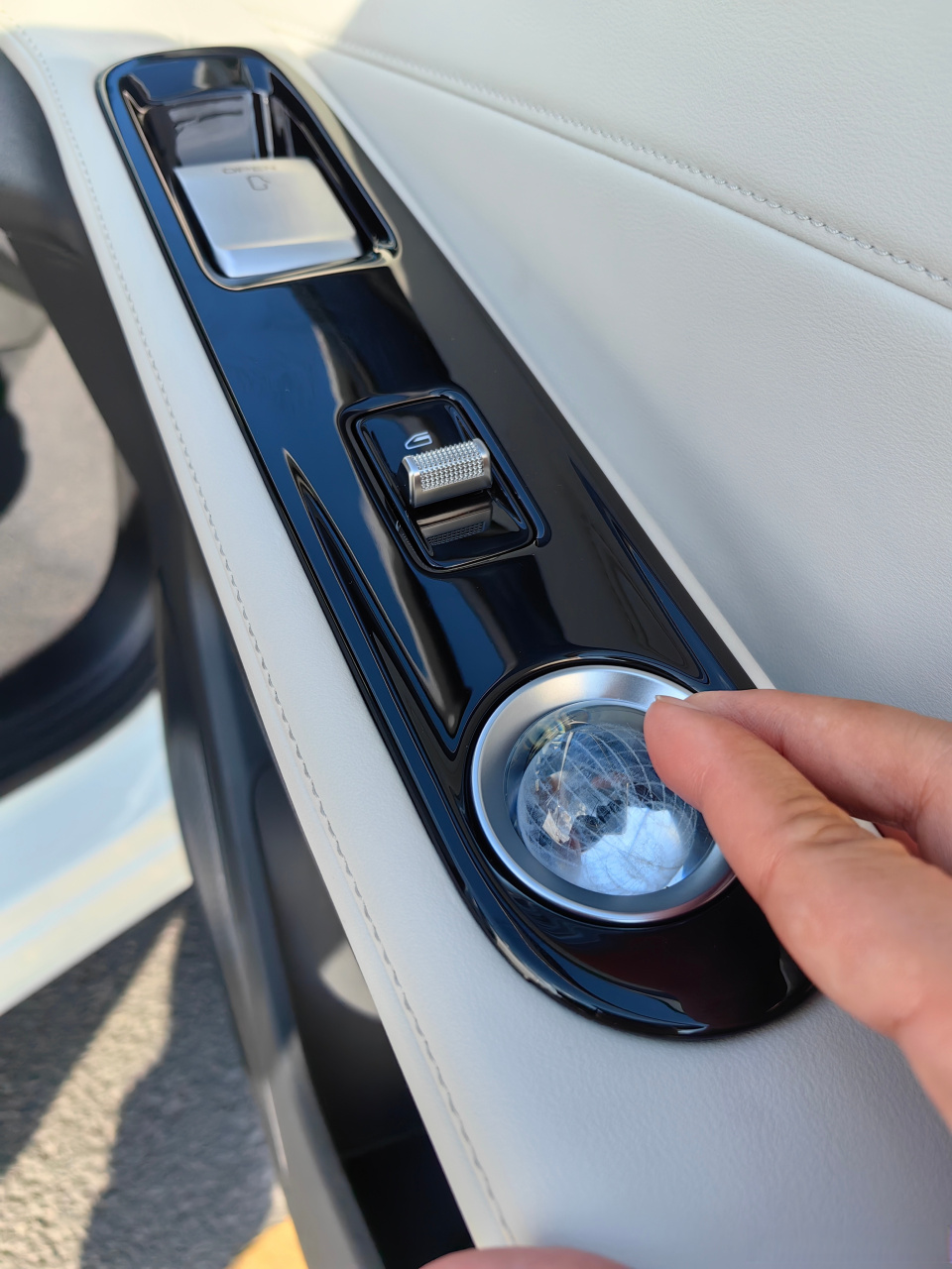 遇难提问微博:银河l7副驾的球,是做啥子的?[思考][思考][思考]