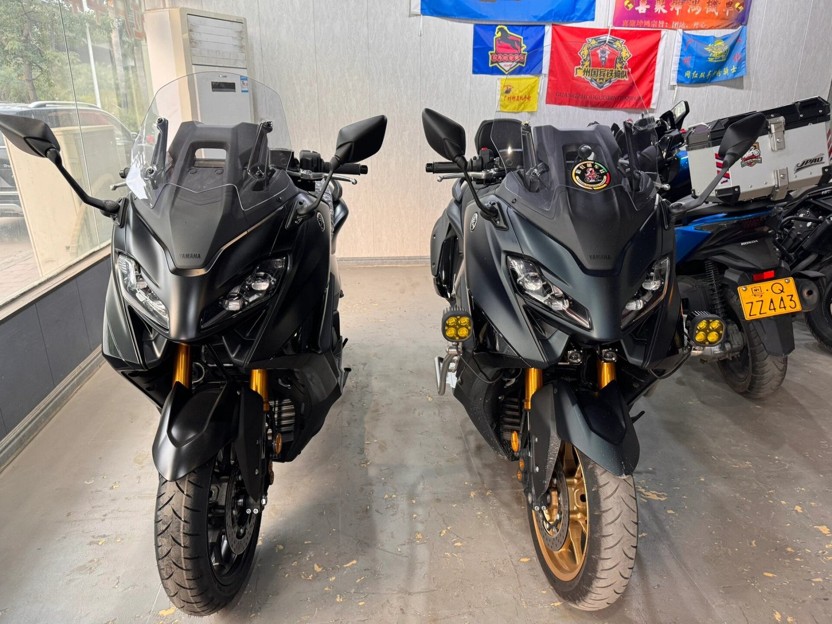 2023款雅马哈tmax560 左边是23款的 右边是22款的 你看出来区别吗