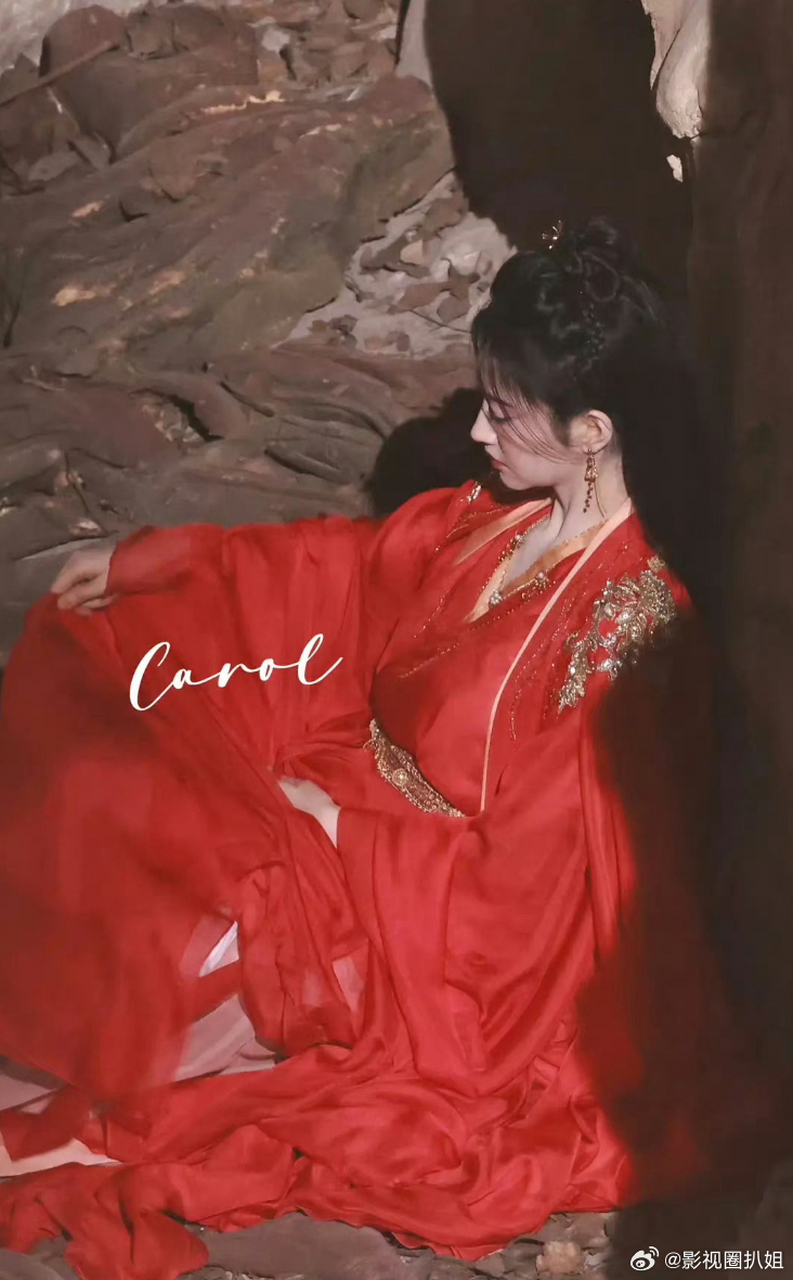 景甜穿红衣重现《四海重明》场景,意境美爆表