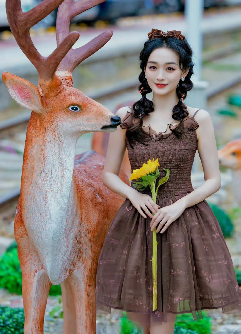 演员何泓姗晒出穿王者荣耀形象款服装: 小乔款粉色泡泡袖,貂蝉款