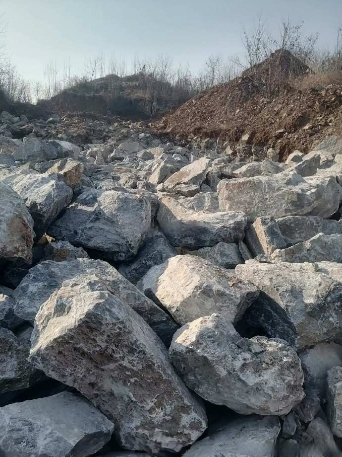 莱芜区牛泉镇毕毛埠村附近就出现了非法盗采石料,倒卖石料以谋取私利