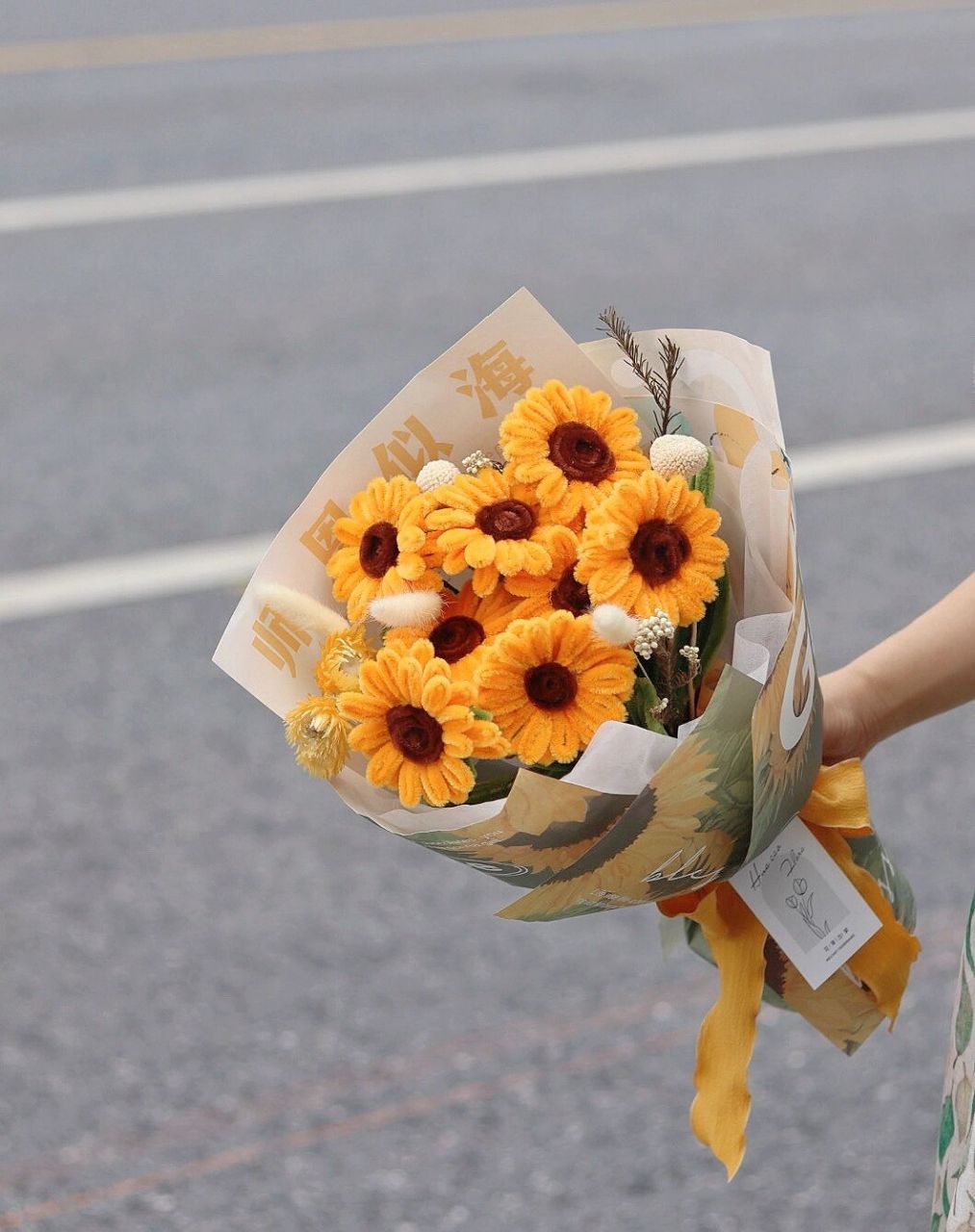 扭扭棒向日葵花束 一款混搭风花束97 	 今天下午阴天,光线有些弱
