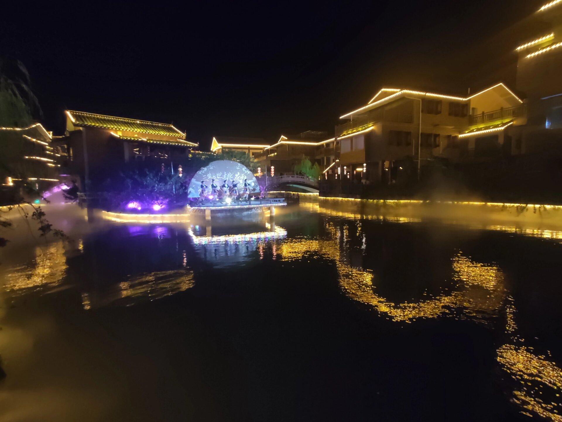 中国爱情小镇 "瑶都起灵秀,潇湘最悠情" 瑶都水街旅游度假区位于江华