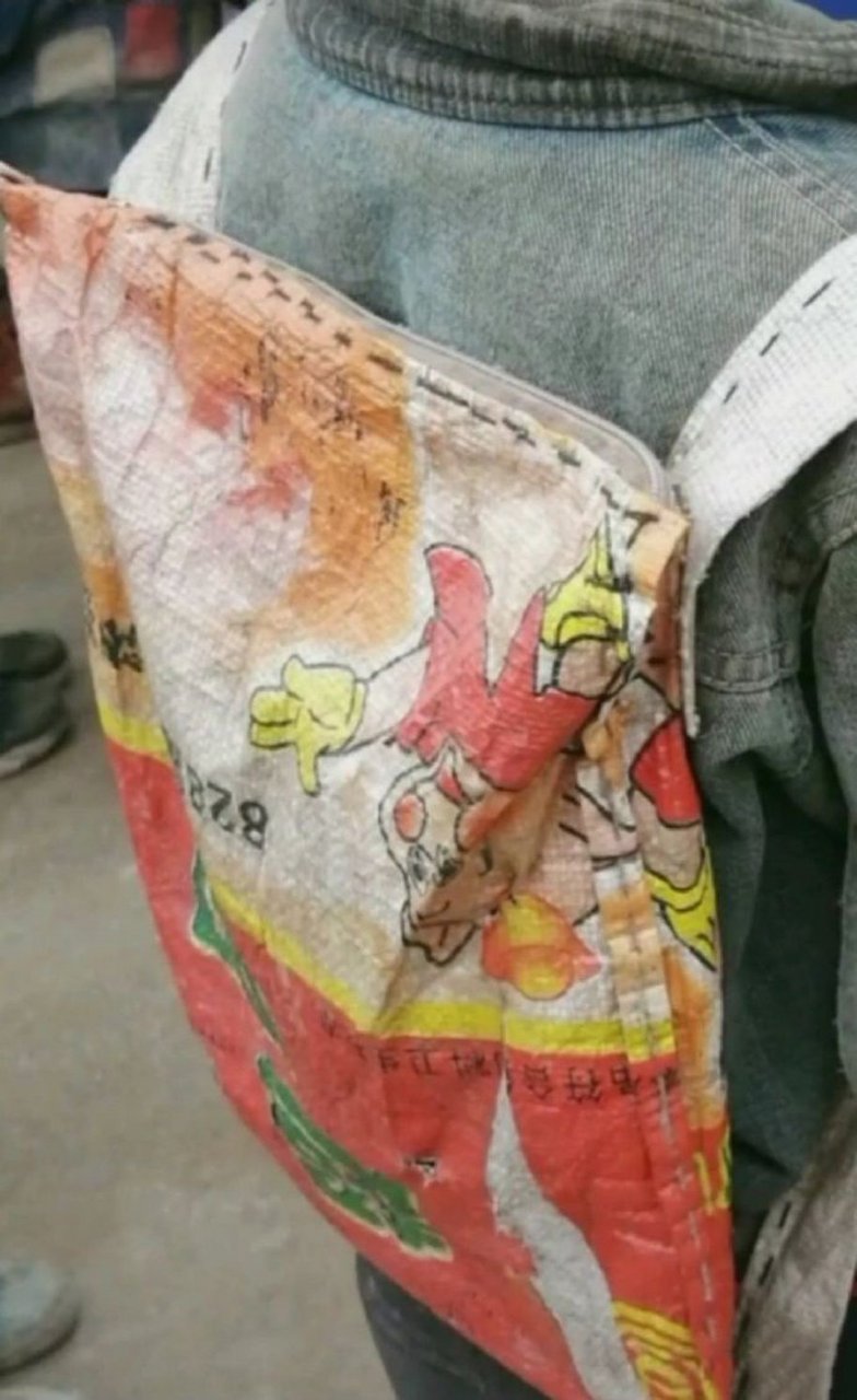 莫看他今日裤穿窿,终有一日龙穿凤,宁笑白头翁,莫欺少年穷.