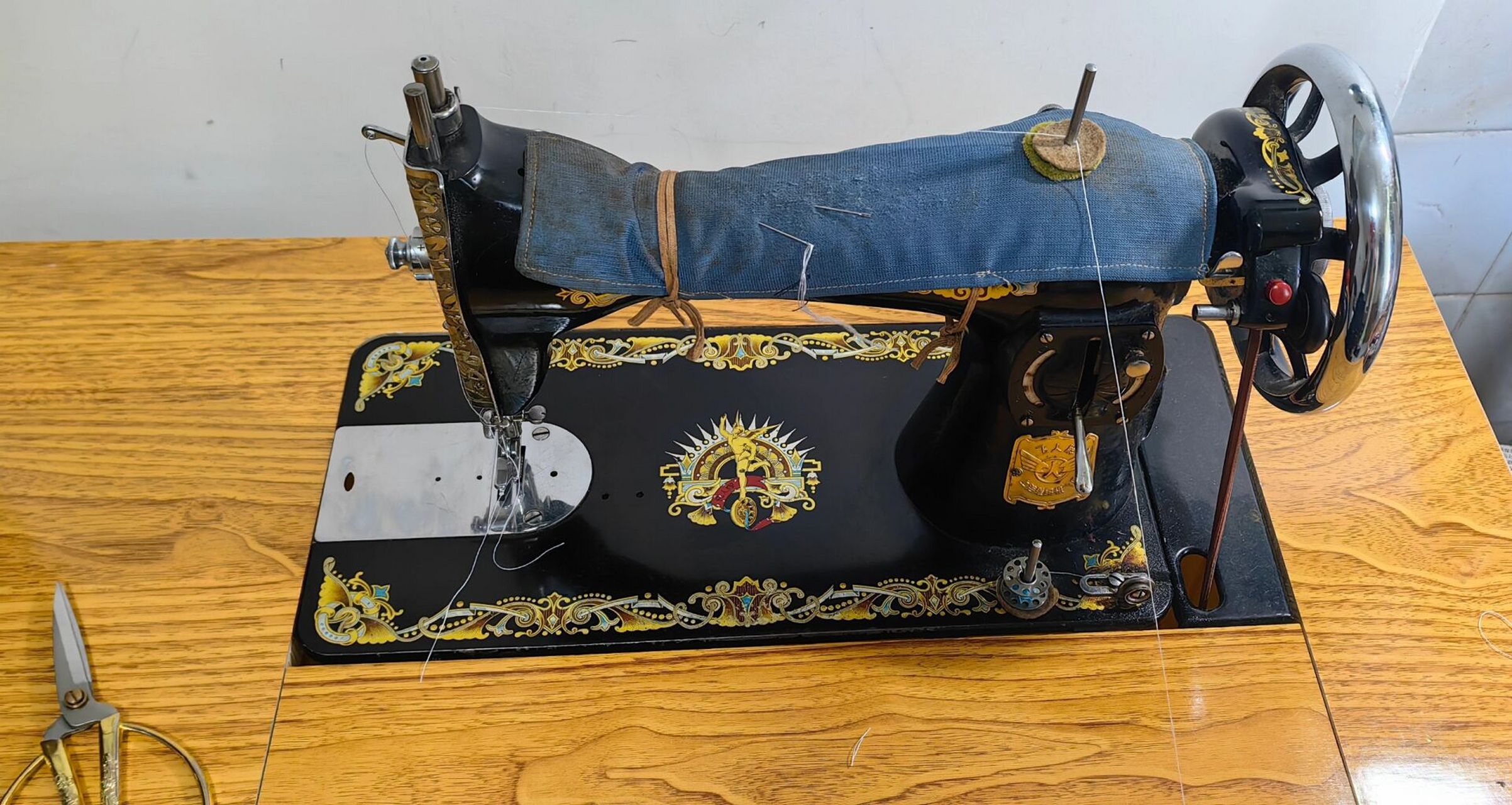 老物件—飞人牌缝纫机 比我年龄还要大的缝纫机,几十年来从未罢工.