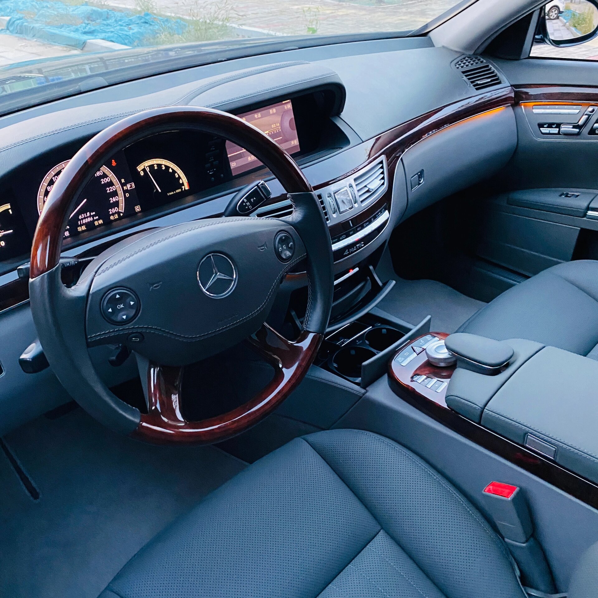 8缸自然吸气的奔驰s500,号称最美尾灯 08年至今只有11.