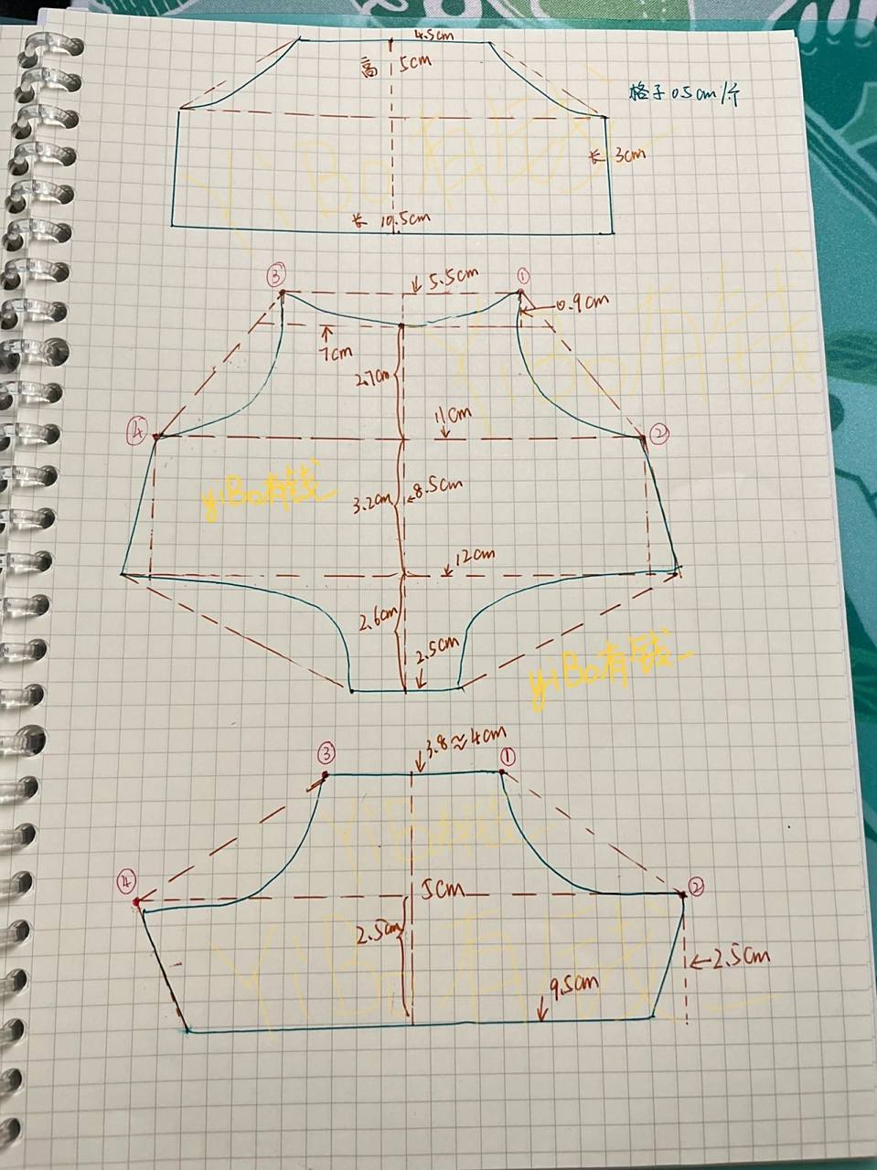 超简单的娃衣图纸 p1___20cm棉花娃娃通用吊带,打版辅助线先画好,再描