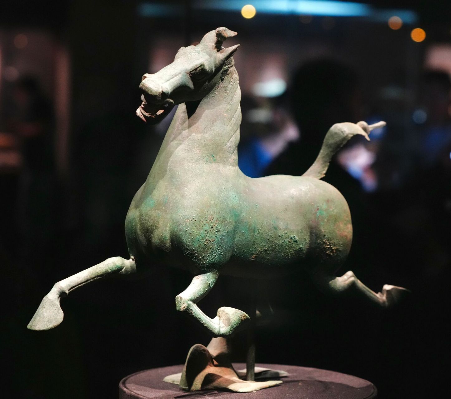 马踏飞燕-甘肃博物馆镇馆之宝 【马踏飞燕】 -风驰电掣的天马一脚踏在