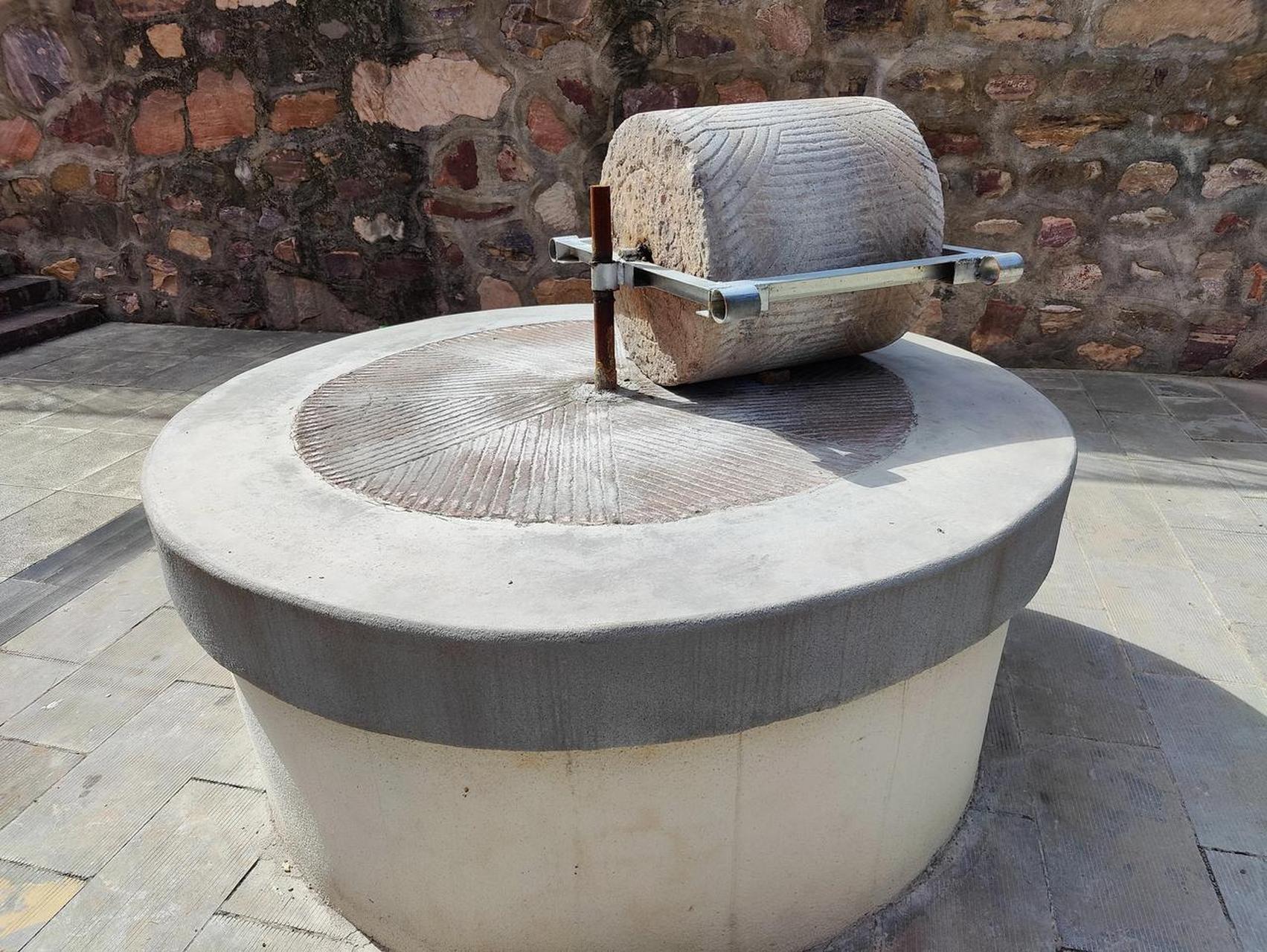 这个东西叫石磙. 古时候这可是重要的农具. 用来磨面的. 安阳这边也不