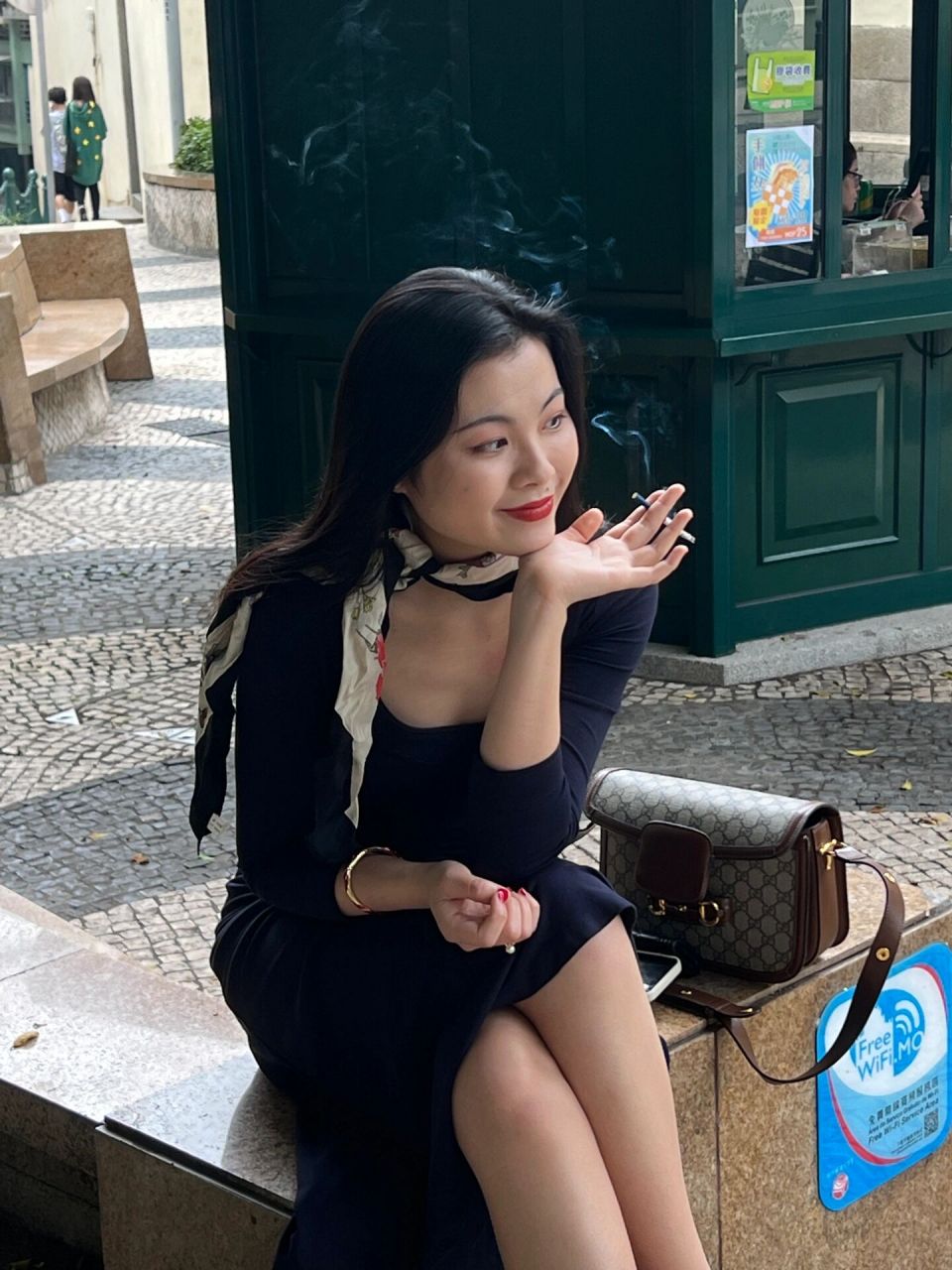 95没洗头爱抽烟的小姐姐一枚呀 开玩笑啦 只有在很高兴或很难过的