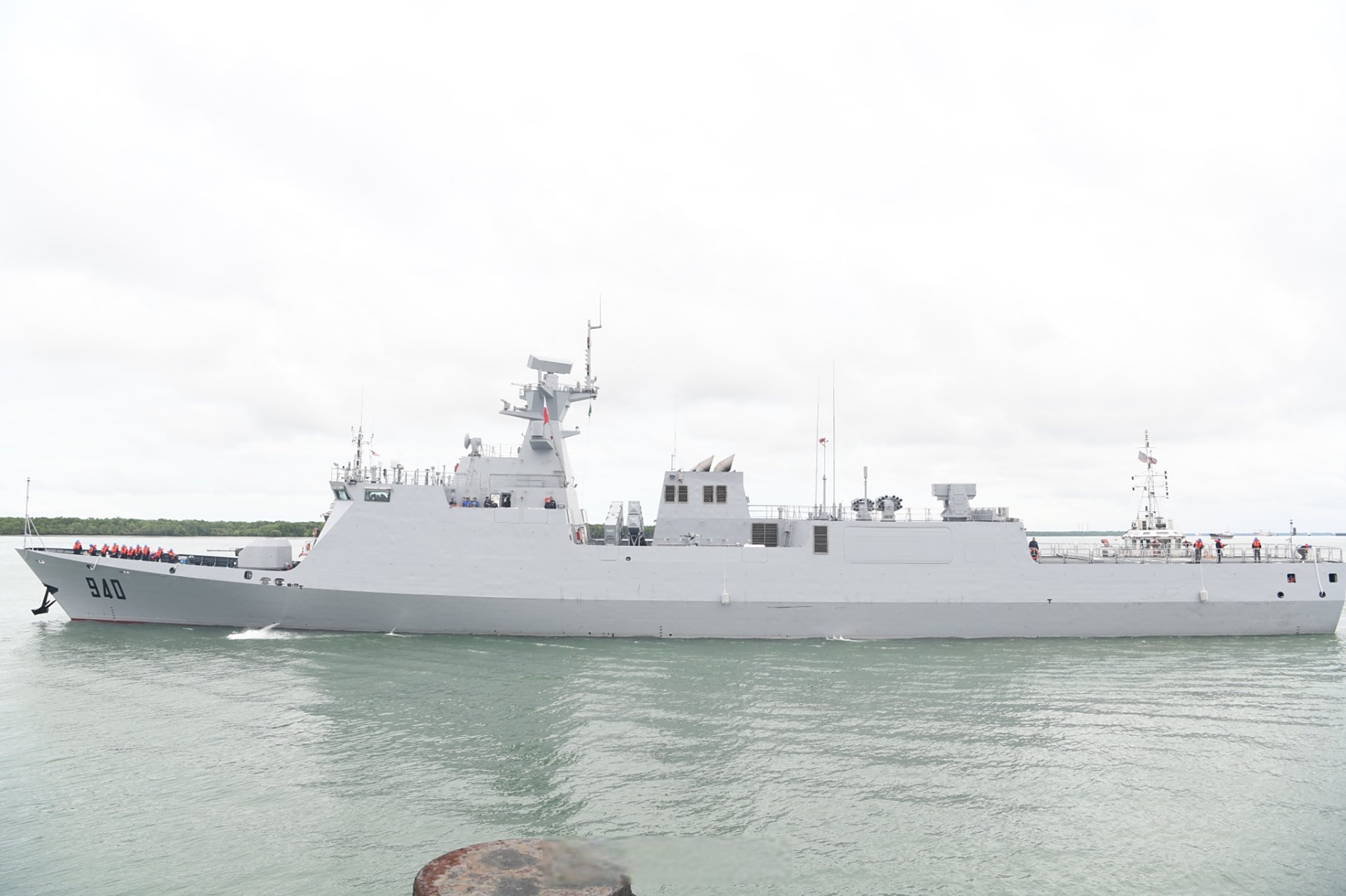 阿尔及利亚海军f-15a轻型护卫舰 940"穆塔萨迪"号在归国途中访问