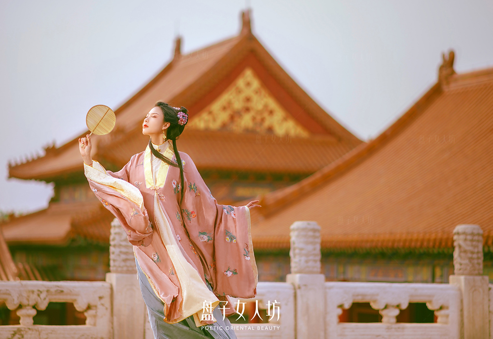 故宫旅拍|一生一定要拍一次的故宫写真92 暖黄宫墙下宛如一朵娇羞的