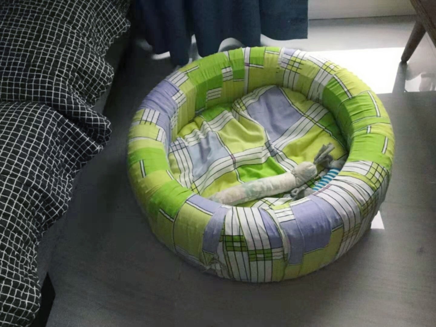 轮胎简易改造狗窝 哇哈哈哈…… 才跑五千公里的破轮胎鼓包了……换掉