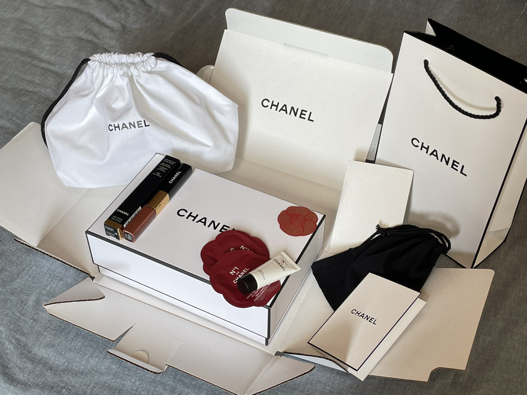一次性免费拥有香奈儿礼盒,布袋和手提袋 哈哈哈太惊喜了!