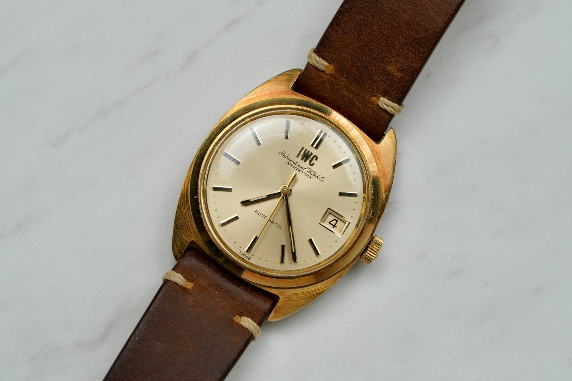 搭载啄木鸟机芯的iwc万国金表地板价|鲍鱼壳 iwc 18k万国经典鲍鱼壳型