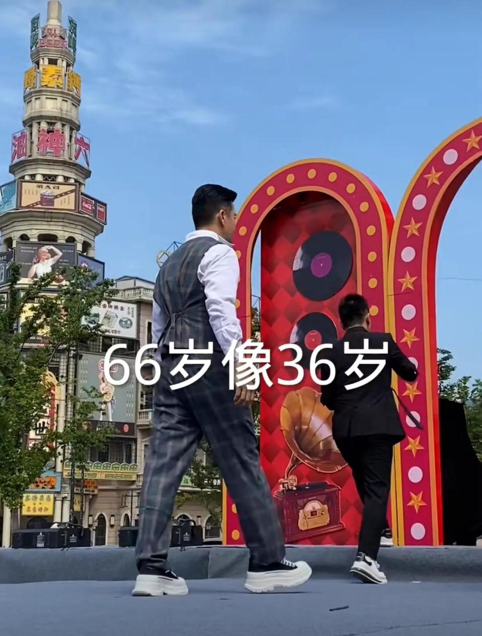 这是一个令人五味杂成的画面.