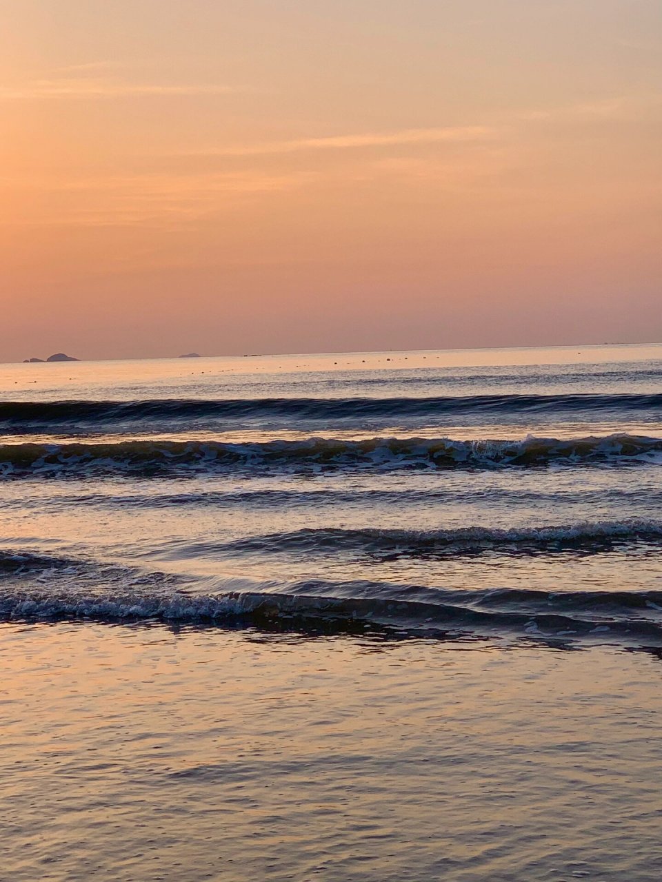 来舟山东沙海滩碰杯野餐9891 去东沙海滩看日出93 拍剪影   铺