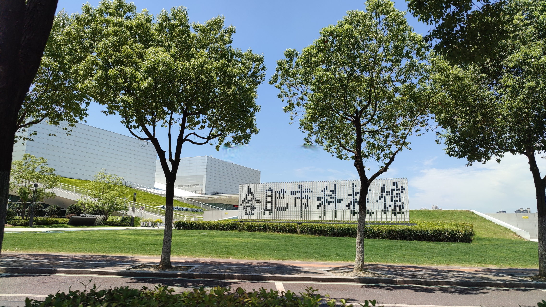 合肥市科技馆新馆位于蜀西湖东岸,环境非常好,现在也算是蜀西湖地标