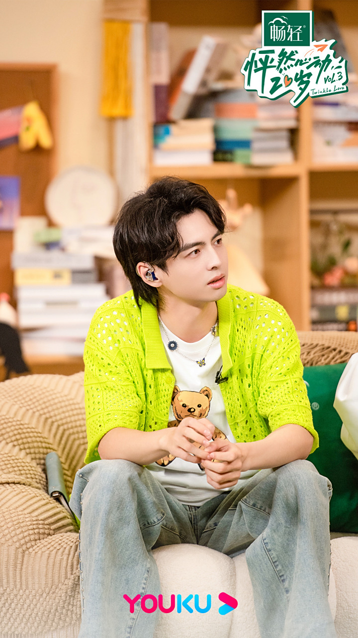 怦然心动20岁#蒲熠星 小熊印花t恤搭配镂空针织衫,简单又童趣,最后