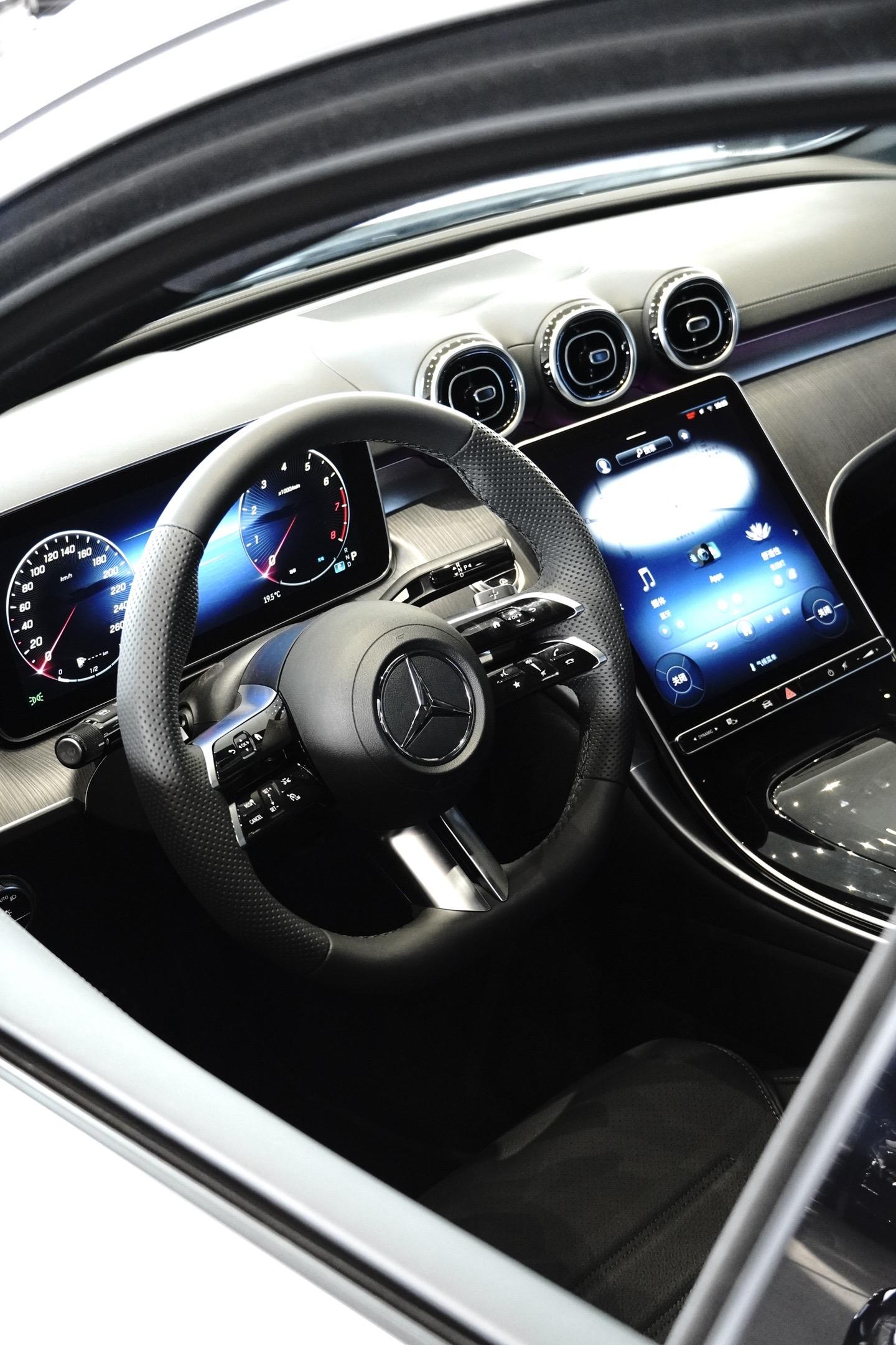 氛围灯:均有64 色氛围灯,但c260出风口是有氛围 灯,夜 奔驰c内饰壁纸