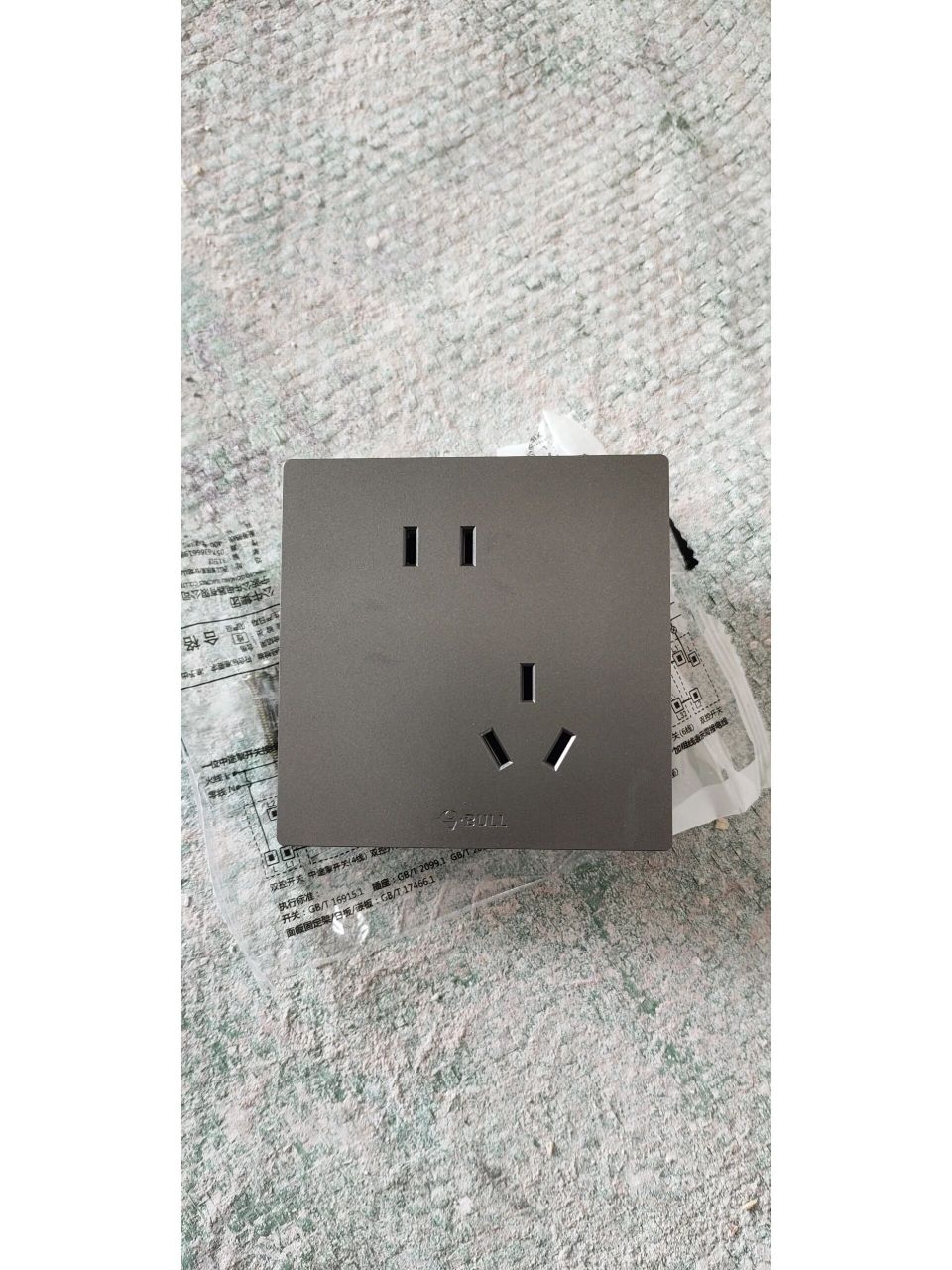 公牛g37插座开关 今天安装插座开关,灯,选的公牛g37,客厅灯选的公牛纯