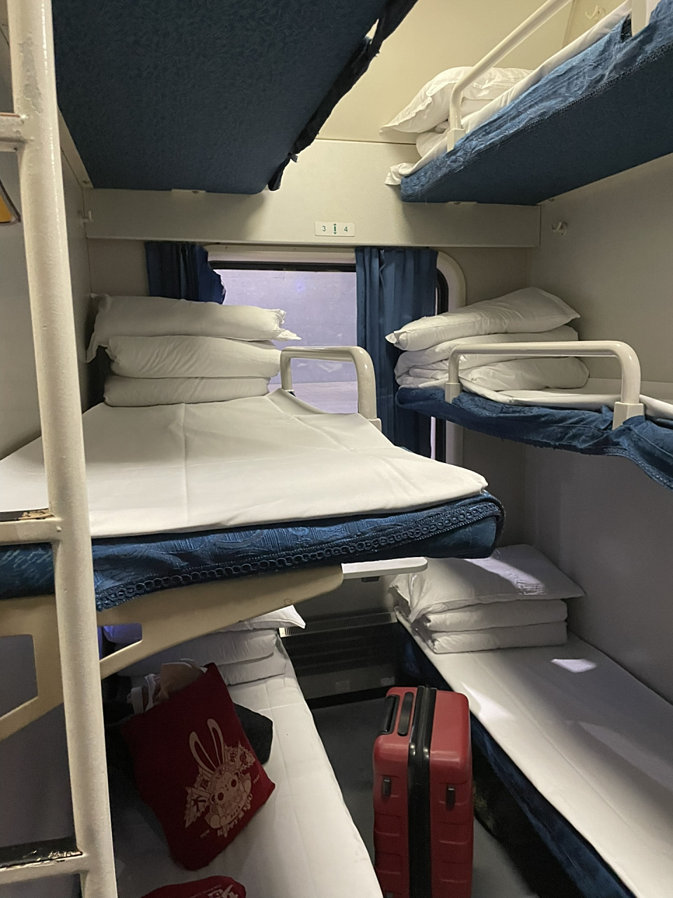 98 女生独自长途出行 乘坐的是08绿皮火车04的话 	 建议买硬卧