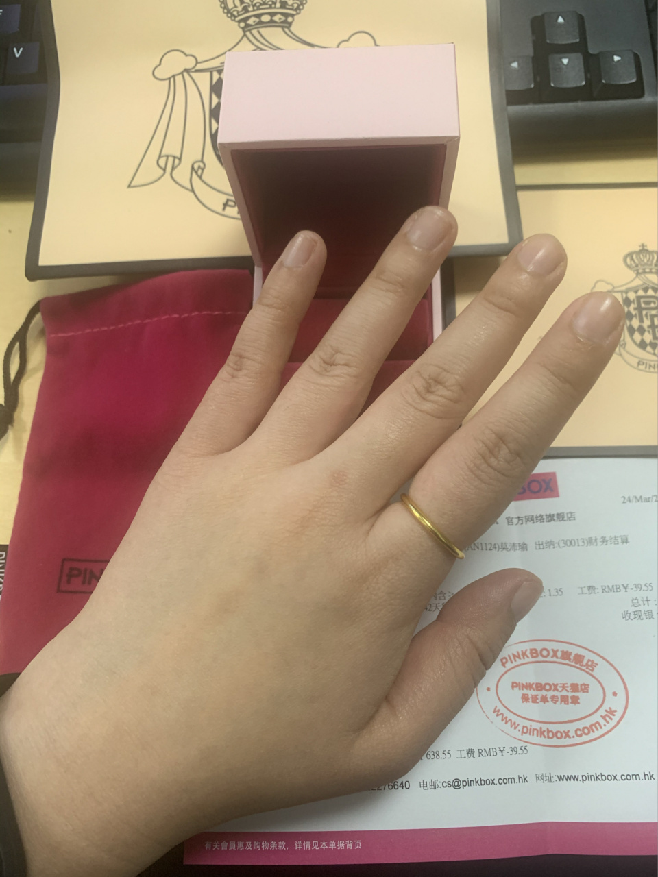 小肉手买了素圈黄金戒指 一定不要买空心的,戒指低于1g 现在说说实心