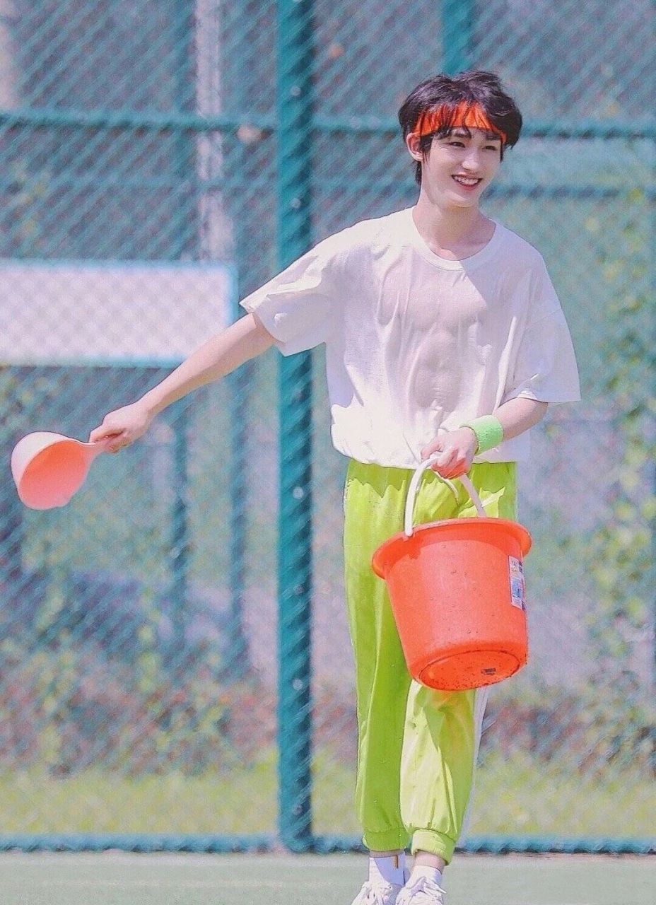 又是一波小丁的帅照_丁程鑫 奶萌奶萌的,可爱死了还有霸气侧漏的照片