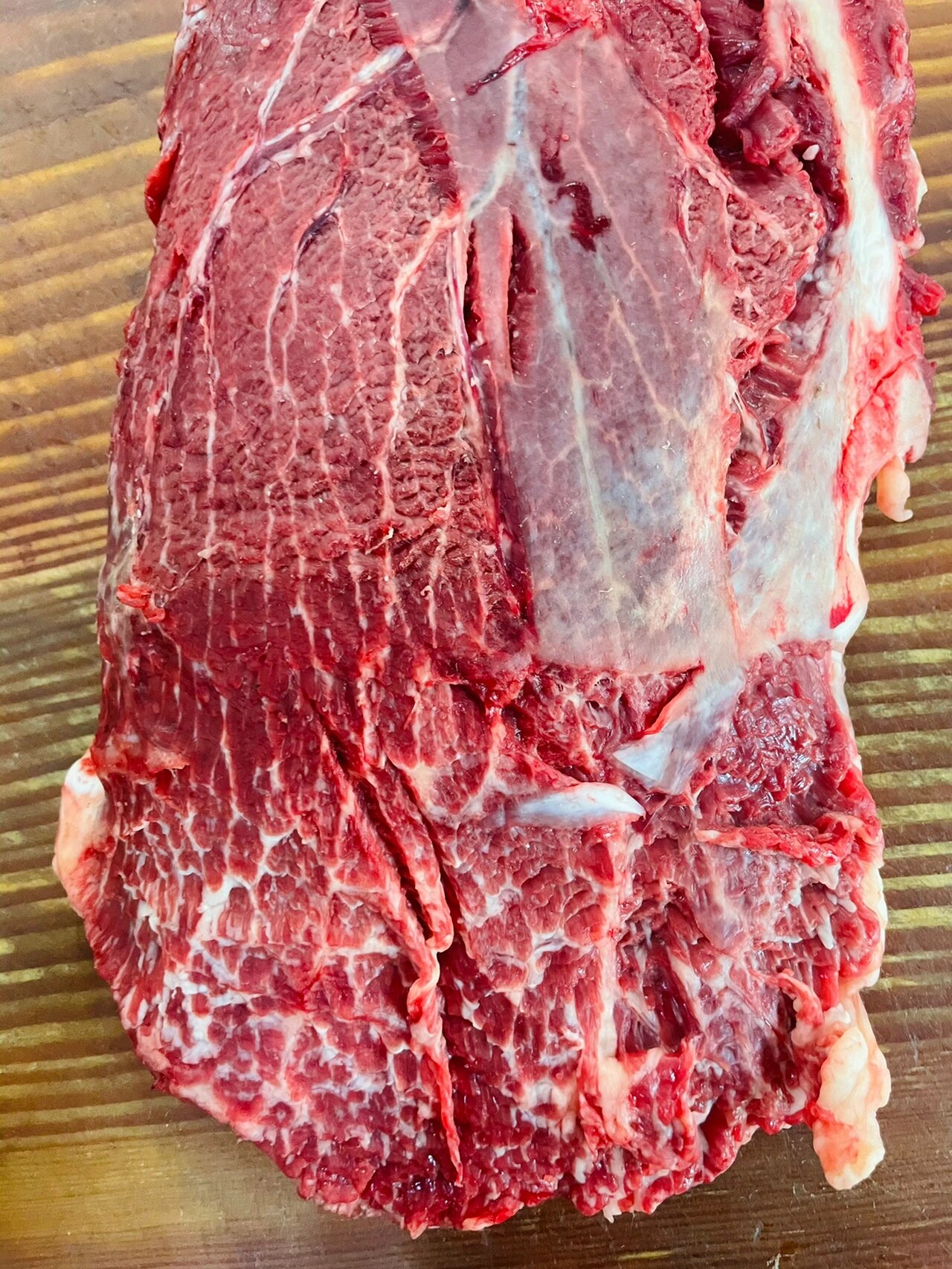 匙肉,又称匙柄,学名牛板腱,肉细腻不带肥油,中间夹掺的细筋是其灵魂