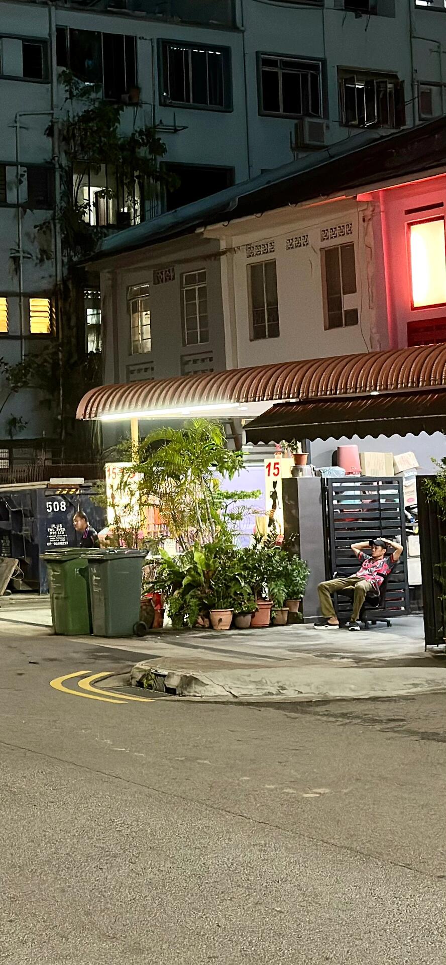 芽笼红灯区 著名的18巷… 	 新加坡合法红灯区"芽笼(geylang)",完全没
