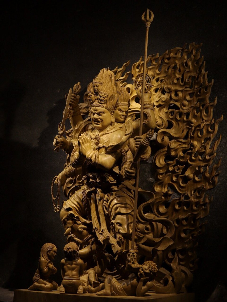 背光火焰若烈烈迎风,衬托八臂金刚灵动非凡;手持法器宝物,足下妖魔