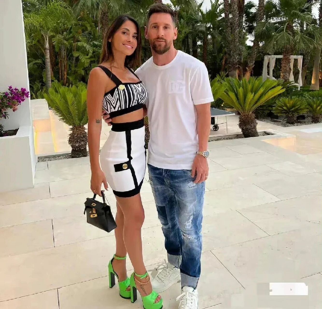 梅西真的是太喜欢了安东尼拉了, 走到哪里都会带着妻子, 而且手下有