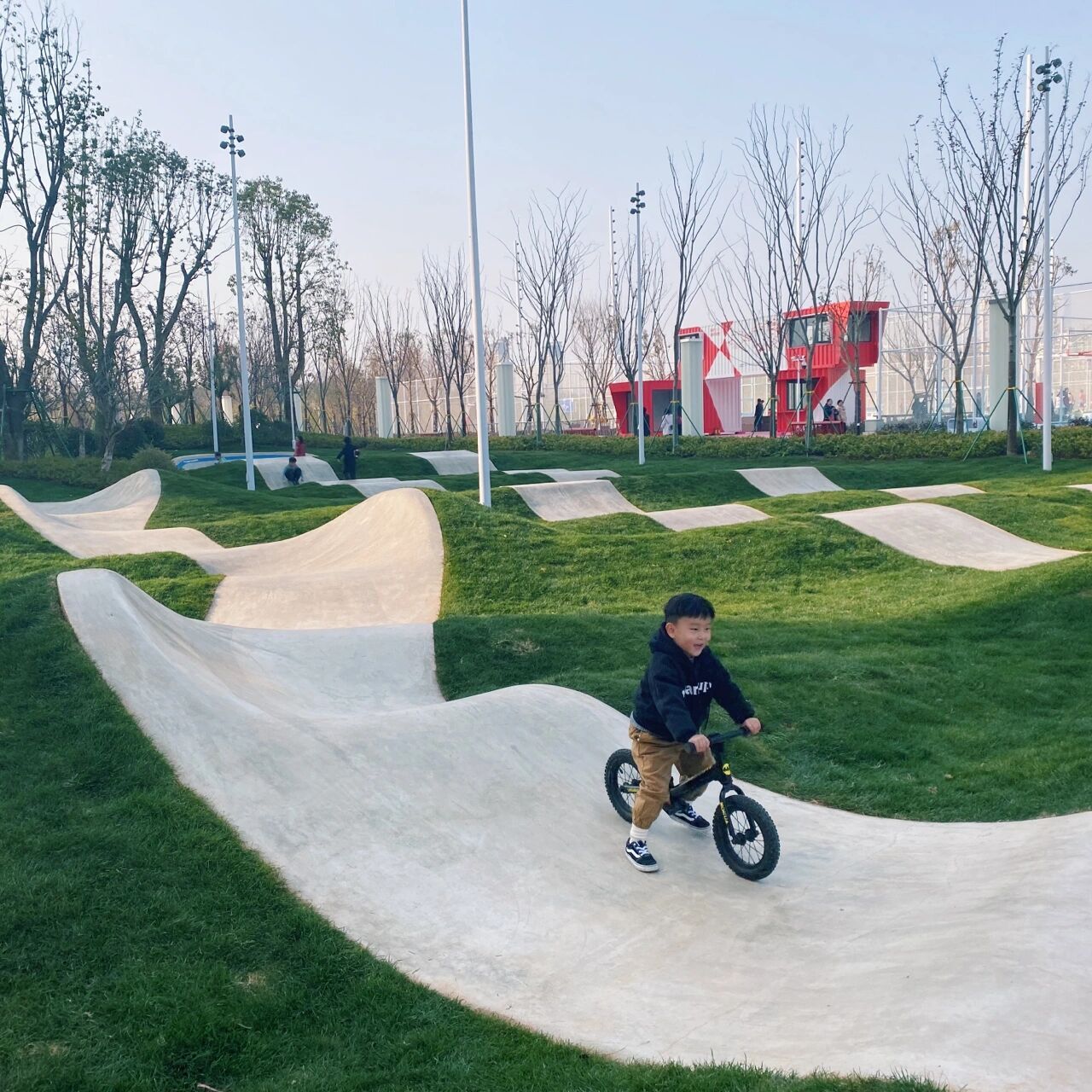 南昌溜娃好去处|华侨城运动公园 这里好适合小朋友骑平衡车呀 赛道有