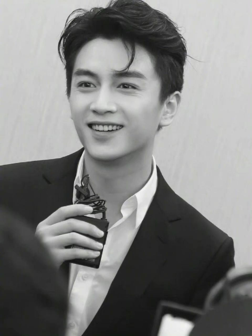 陈晓壁纸分享 这套西装服真的可以帅晕我