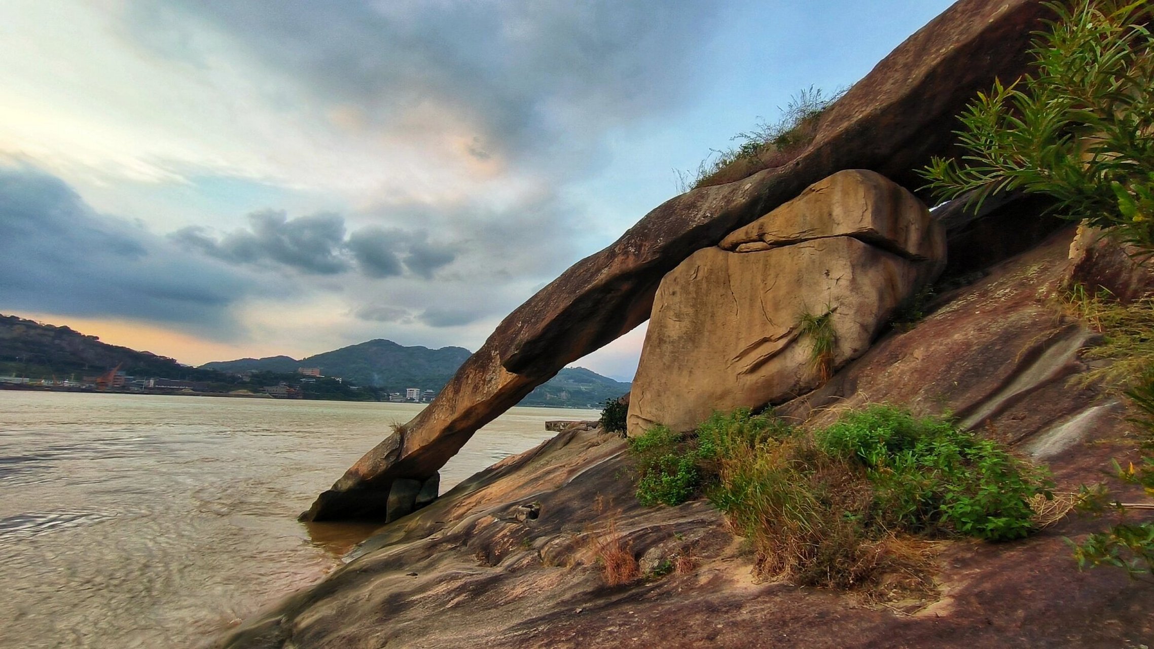 金刚腿 金刚腿位于福州市长乐区闽江岸边,是闽江胜景之一,传说金刚在