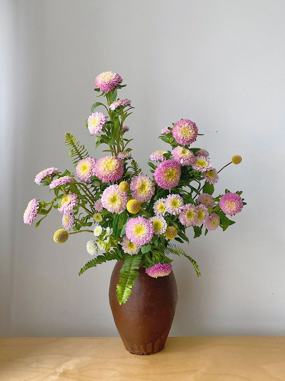 超简单的翠菊插花要不要了解一下(附步骤)～ 今天插了一瓶粉色翠菊 她