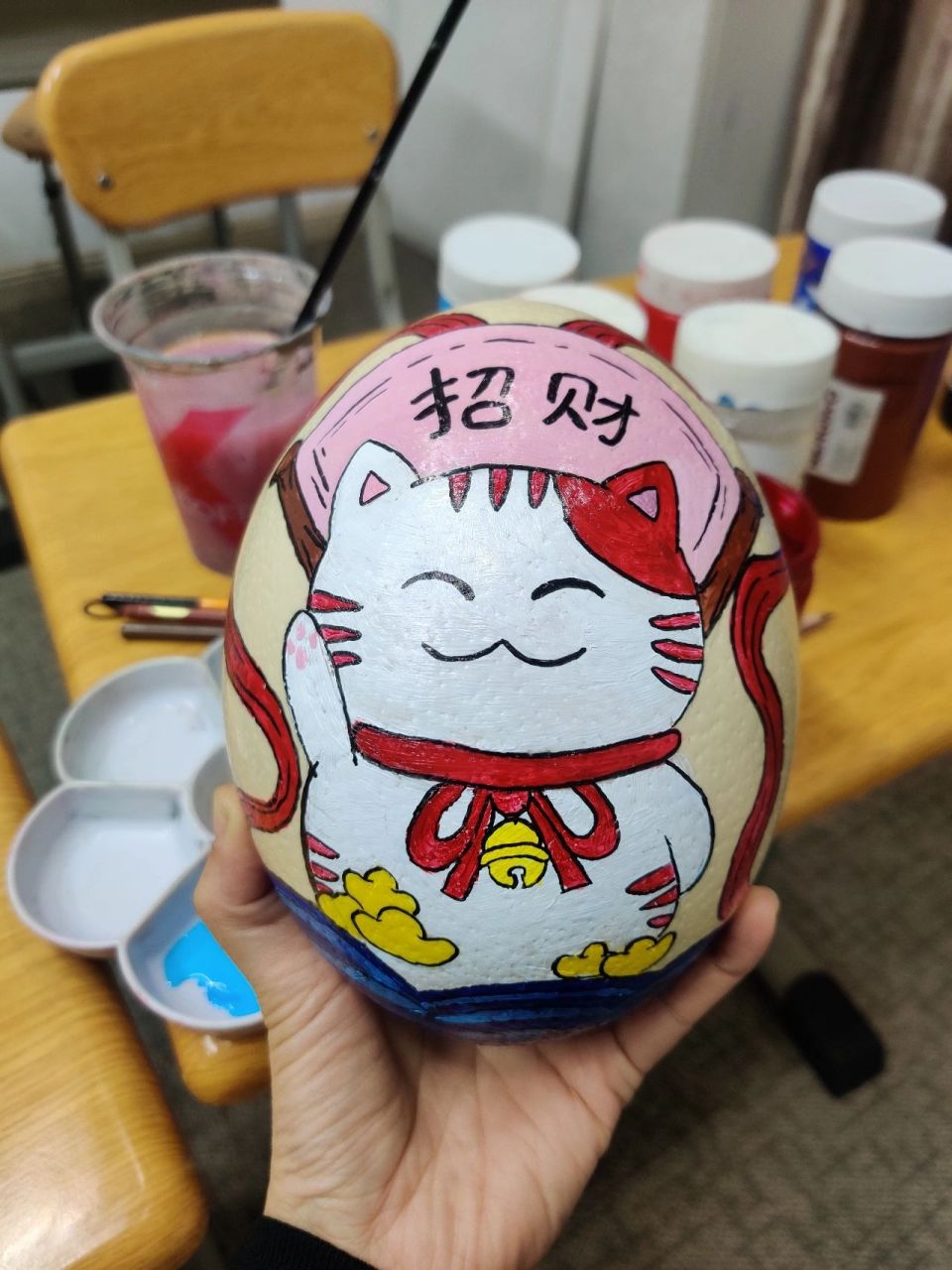 《招财猫》鸵鸟蛋绘画