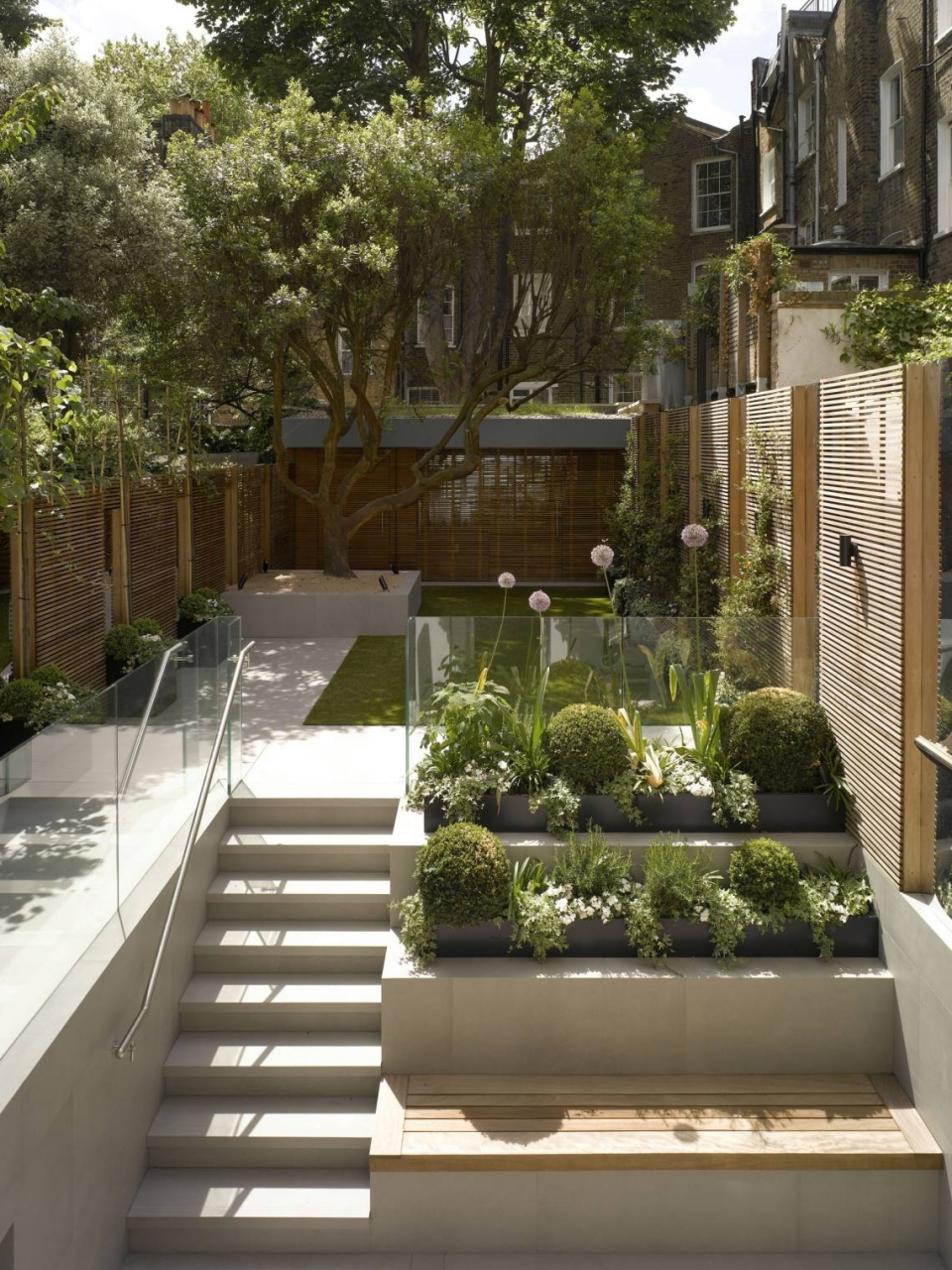 91 92设计师常用的造景方法便是制造不同的地势高差,不同的地势高