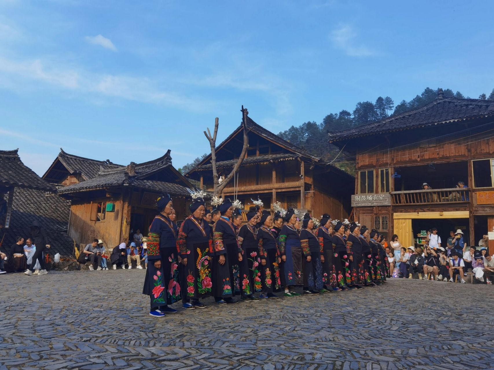 朗德苗寨 →贵州凯里必去的小众原生态苗寨 朗德苗寨 比起千户苗寨的